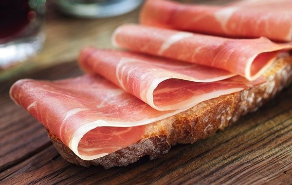 Loại nhãn đỏ, thời gian muối từ 24 tháng trở lên. Còn nhãn trắng có giá thành thấp nhất thị trường. Ảnh: Facebook