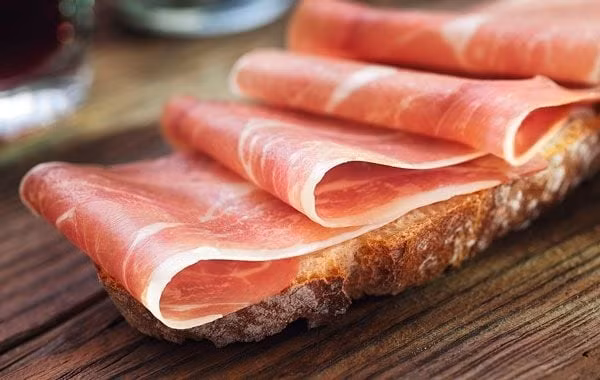 Loại nhãn đỏ, thời gian muối từ 24 tháng trở lên. Còn nhãn trắng có giá thành thấp nhất thị trường. Ảnh: Facebook