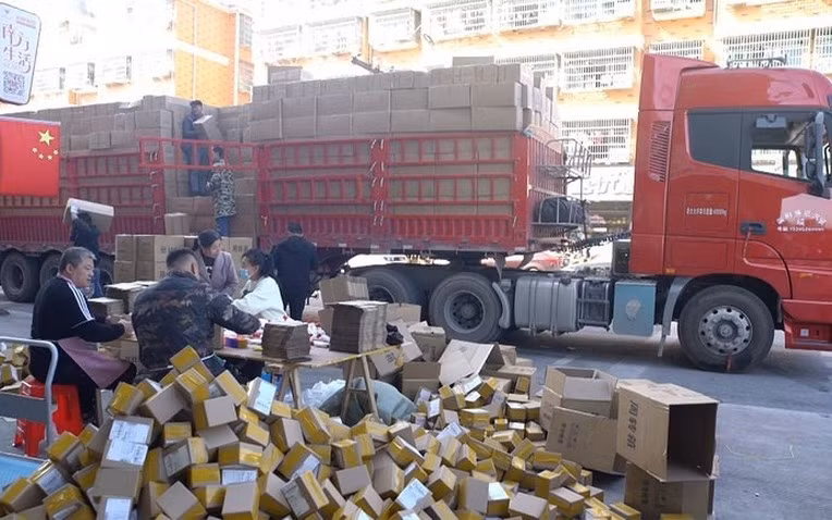 Làng Beixiazhu (trung tâm sản xuất Nghĩa Ô, tỉnh Chiết Giang, Trung Quốc) từng được mệnh danh là ngôi làng "không ngủ" khi bất cứ ngày hay đêm thì các tuyến đường trong làng đều ùn tắc xe chất đầy hàng hóa. Ảnh: Xinhua