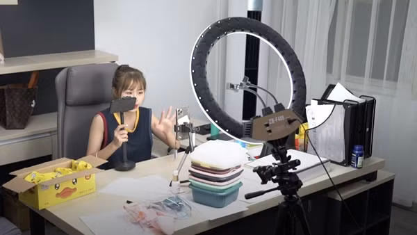 Nhiều người trẻ tìm đến làng Beixiazhu giống như miền đất hứa. Họ tin rằng, ở làng Beixiazhu có thể làm giàu bằng điện thoại di động. Ảnh: CGTN