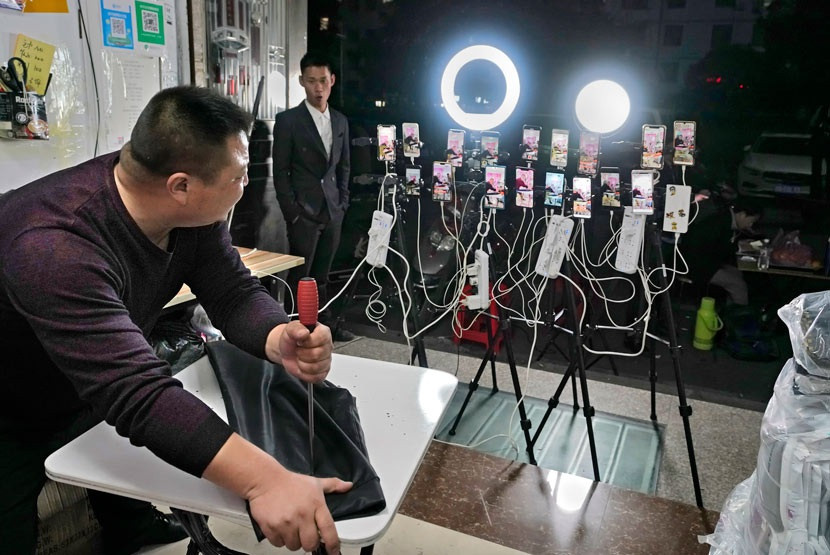 Dù chỉ rộng 22ha với 13.000 cư dân sinh sống, nhưng ngôi làng có tới 1000 công ty thương mại điện tử, 40 chi nhánh của các công ty chuyển phát nhanh cũng như nhiều người làm công việc bán hàng trên livestream. Ảnh: Sixthtone