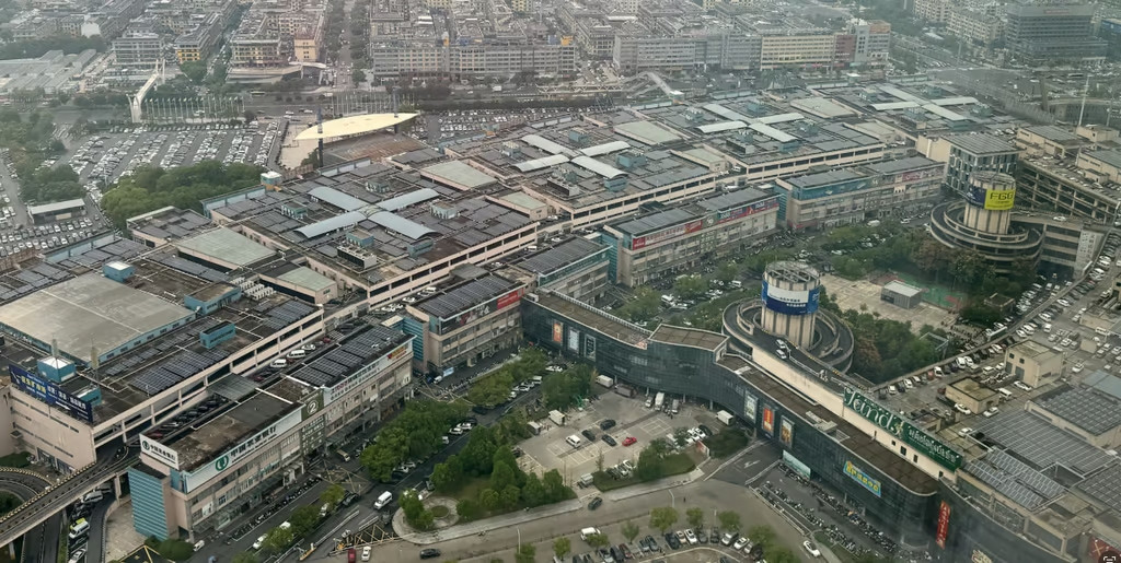 Sự sôi động của ngày xưa đã biến mất. Các cửa hàng, trước đây tấp nập đóng gói đơn hàng, giờ đây hoạt động cầm chừng. Ảnh: SCMP