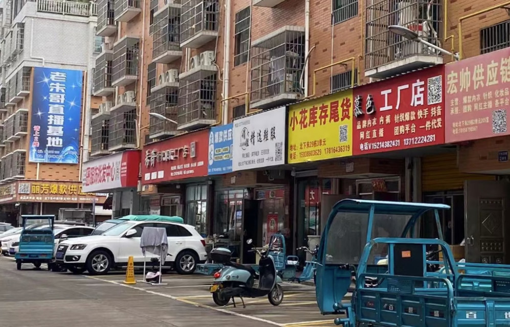 Theo China Daily, những ngôi nhà 4-5 tầng của người dân địa phương mọc lên san sát trong làng. Trước cửa các căn nhà có xe Mercedes và xe chở hàng đỗ... phía trên là chỗ ngủ, 3 tầng dưới làm kho, tầng hầm là nơi phát livestream bán hàng. Ảnh: Chinadaily