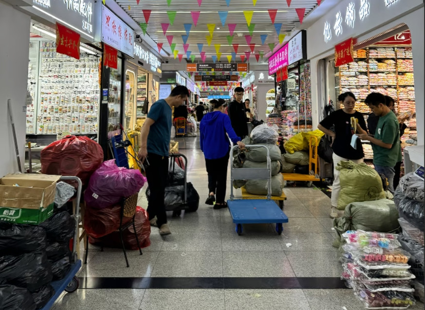 Theo SCMP, lượng hàng hoá những "nữ hoàng livestream" hay "ông hoàng livestream" tại làng Beixiazhu bán được trong vài giờ có thể tương đương số sản phẩm mà một trung tâm mua sắm bình thường bán trong cả một năm. Ảnh: CGTN