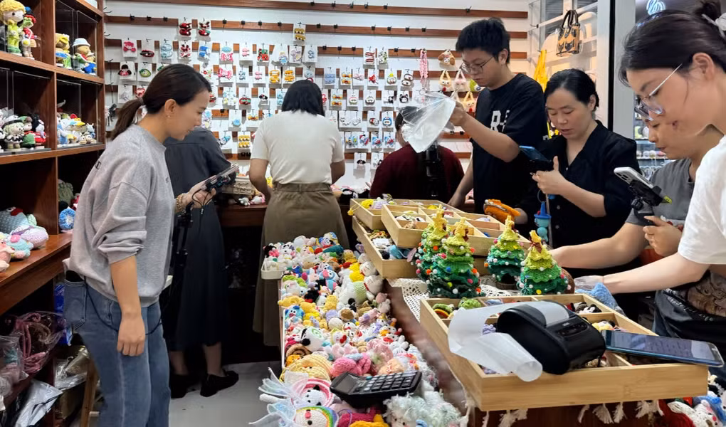 Khi màn đêm buông xuống, làng Beixiazhu, thị trường buôn bán hàng hoá nhỏ lẻ lớn nhất thế giới nằm ở miền đông Trung Quốc trở nên đầy sức sống. Ảnh: SCMP