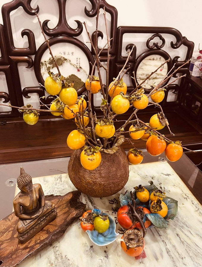 Khi mới mua về, quả hồng có màu xanh rồi chuyển sang màu vàng nhạt. Ảnh: Facebook