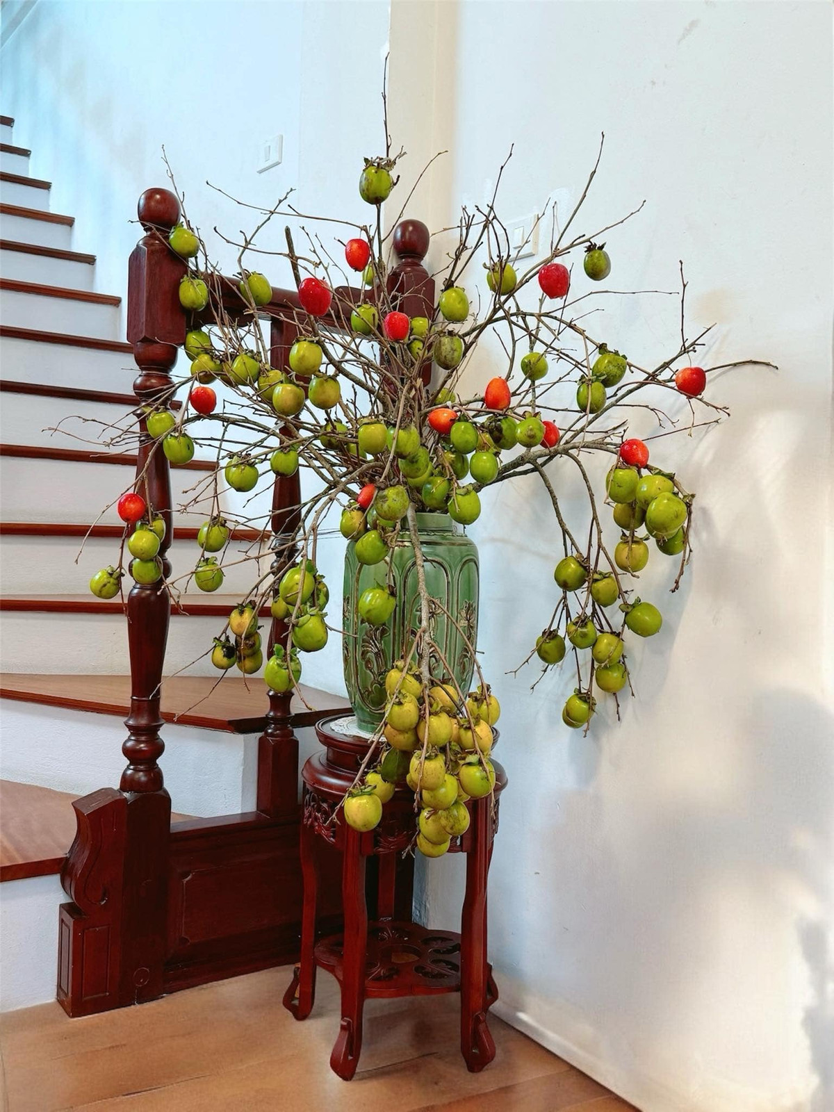 Hồng quả nguyên cành cắm bình có giá từ 120.000 - 130.000 đồng/bó. Ảnh: FB Nguyễn Bích Thảo