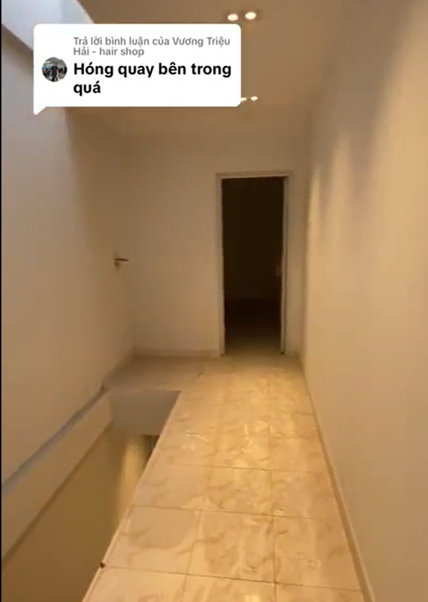 Căn nhà xây dựng trên mảnh đất hình chữ L, có mặt tiền là đường Xã Đàn rộng 1 mét và phần bên trong phình ra. Tầng 1 gồm 1 nhà vệ sinh và một phòng rộng khoảng 20m2. Ảnh chụp màn hình