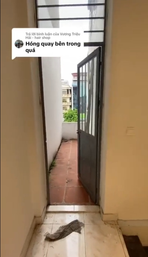 Nhiều dân mạng nhận xét ngôi nhà siêu nhỏ này có phần hơi bí và thiếu ánh sáng tự nhiên vì sâu hun hút. Phần nhiều ánh sáng và thoáng nhất căn nhà là khu vực sân phơi và nhà vệ sinh. Ảnh chụp màn hình