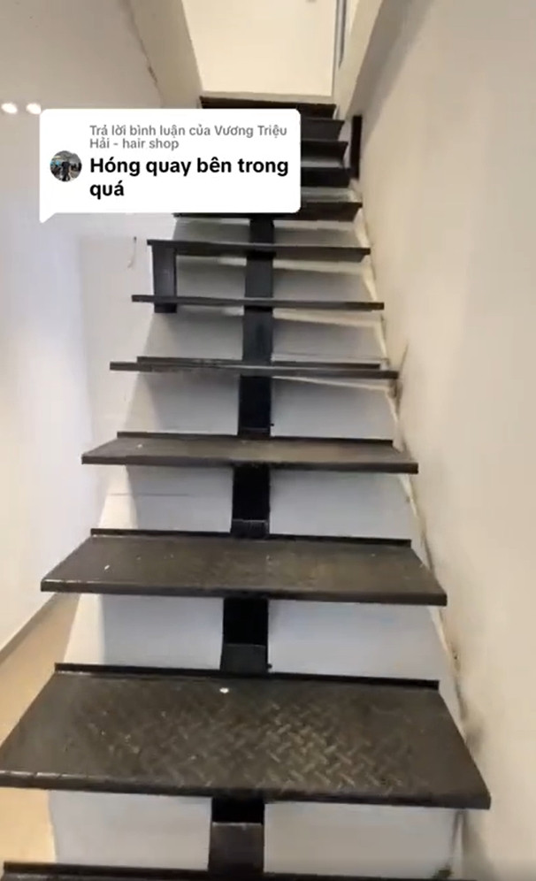 Tầng 4 có khoảng sân phơi nhỏ chiều ngang khoảng 2 ô gạch, giếng trời nhỏ phía trên cầu thang và một phòng nhỏ dùng làm phòng thờ. Ảnh chụp màn hình