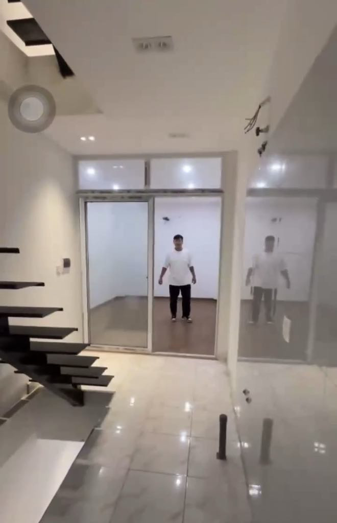 Dù mặt tiền phố lớn chỉ 1 mét nhưng đi sâu vào bên trong căn nhà có diện tích đủ để sinh sống hoặc kinh doanh. Ảnh: Vietnamnet