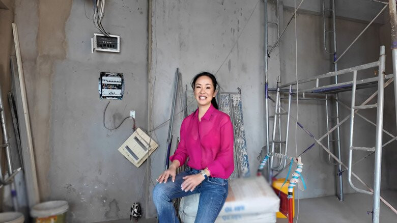 Hồi đầu tháng 10/2024, Hồng Nhung cũng hé lộ phần nào về căn nhà đang xây dựng. Nữ ca sĩ cho biết tự tay chọn và thử màu sơn cho tổ ấm mới. Ảnh: FBNV