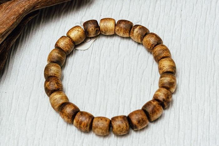 Ngoài ra, kỳ nam còn được sử dụng để pha chế các loại nước hoa; làm vòng đeo tay, hạt chuỗi vừa làm đồ trang sức...Ảnh: Internet