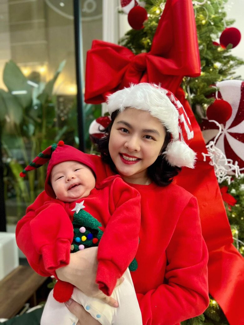 Năm nay, gia đình Vân Trang đón mùa lễ Giáng sinh đặc biệt khi có sự xuất hiện của "rồng con". Ảnh: FB Vân Trang