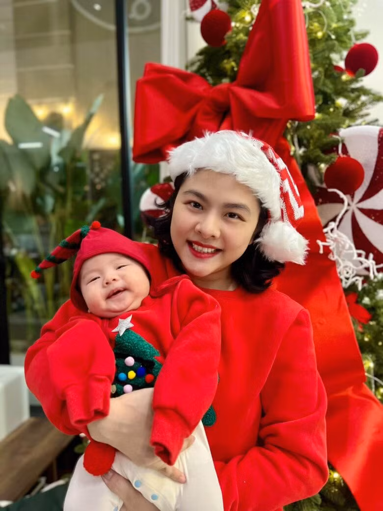Năm nay, gia đình Vân Trang đón mùa lễ Giáng sinh đặc biệt khi có sự xuất hiện của "rồng con". Ảnh: FB Vân Trang