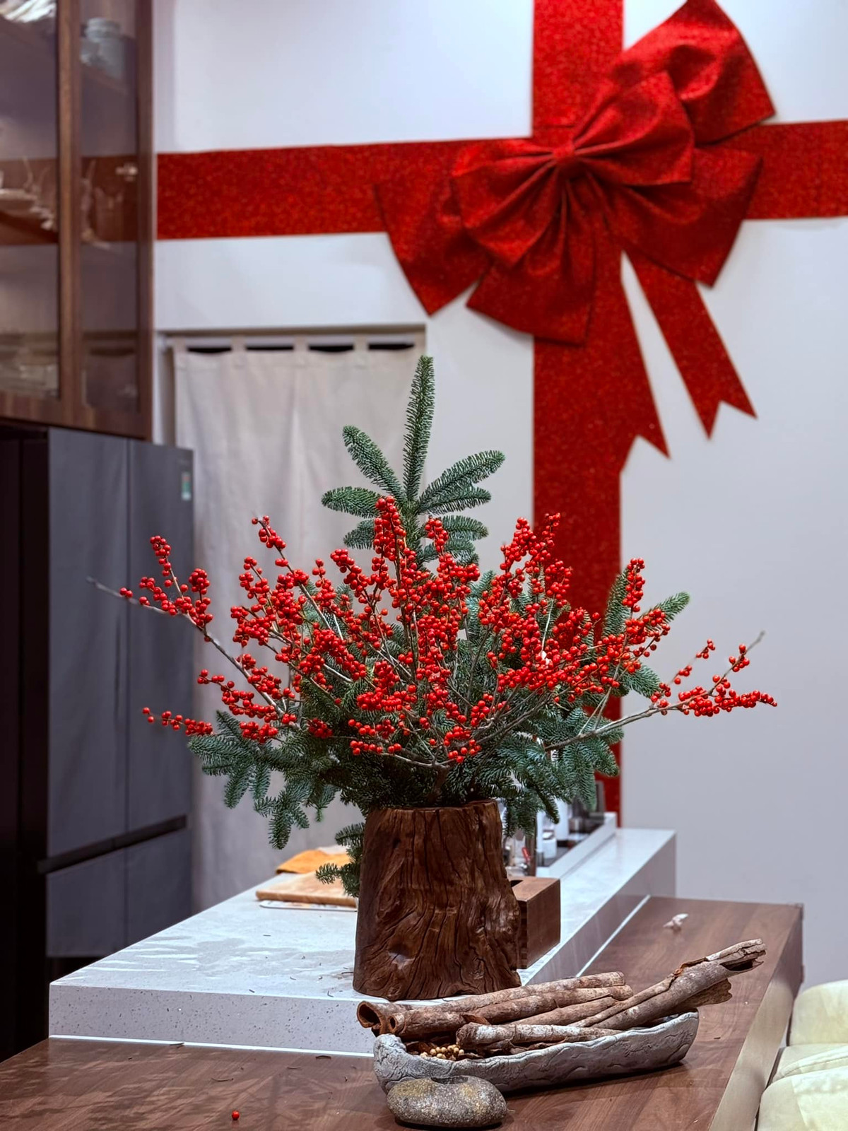 Góc nào trong nhà cũng tràn ngập sắc đỏ. Ảnh: FB Vân Trang