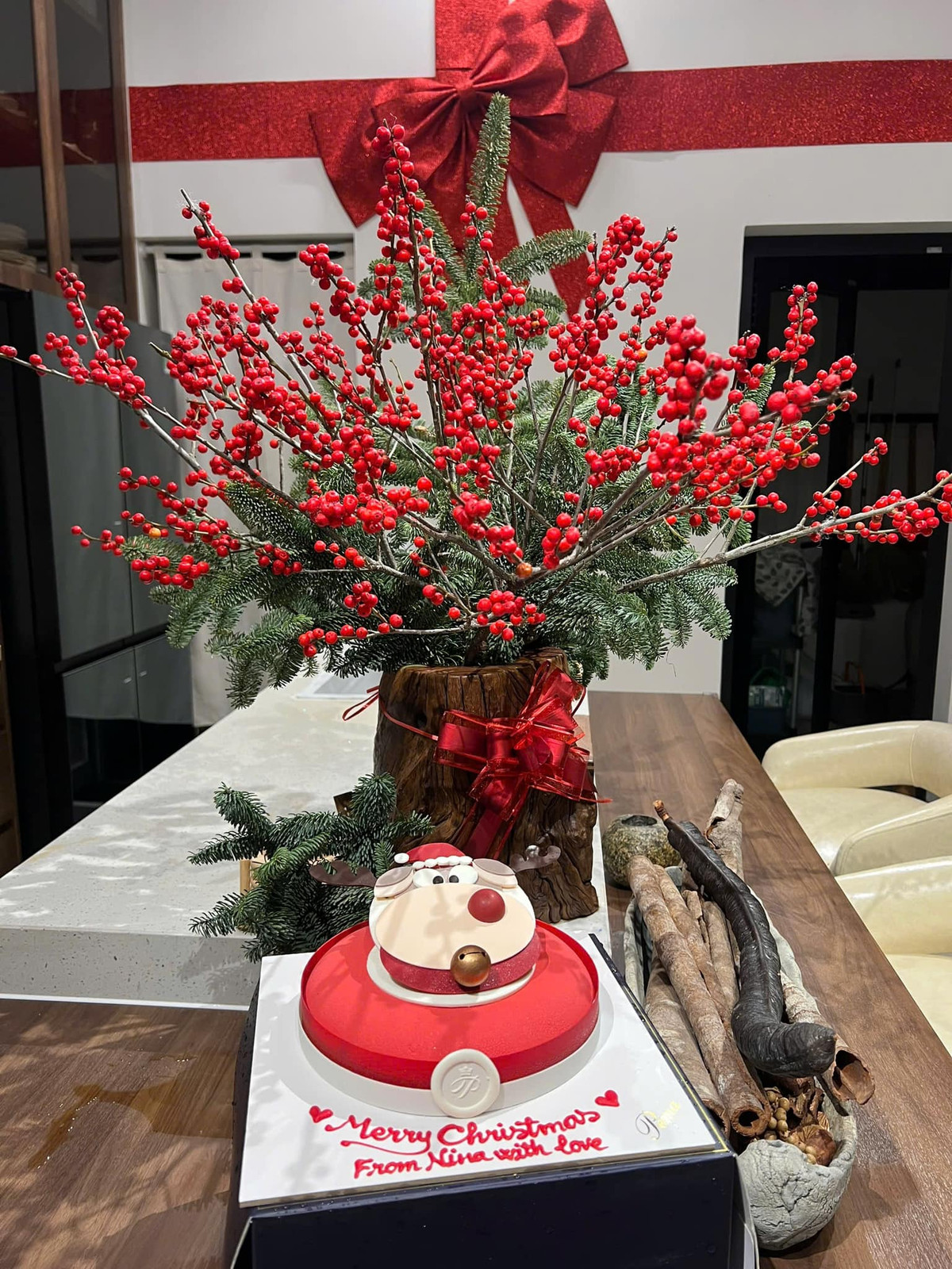  Biệt thự của Vân Trang được bày trí ngập sắc đỏ, tạo không gian ấm cúng. Ảnh: FB Vân Trang