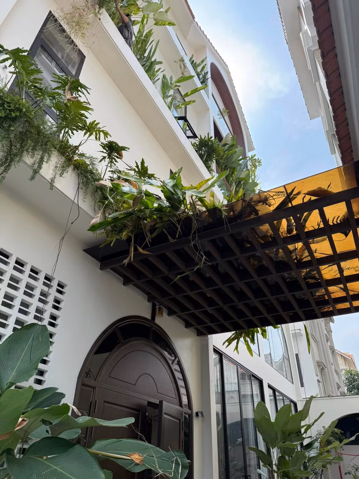 Căn biệt thự rộng hơn 1.000m2 được vợ chồng Vân Trang tậu hồi đầu năm 2022 và dành hơn 6 tháng để trang trí nội thất. Ảnh: FB Vân Trang