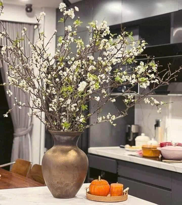Chị Trang (Hai Bà Trưng, Hà Nội) cho biết thích cắm cành mận rừng bởi màu trắng tinh khiết mang vẻ đẹp của núi rừng, nhẹ nhàng đơn sơ mà sang trọng. Ảnh: FB Thanh Trúc