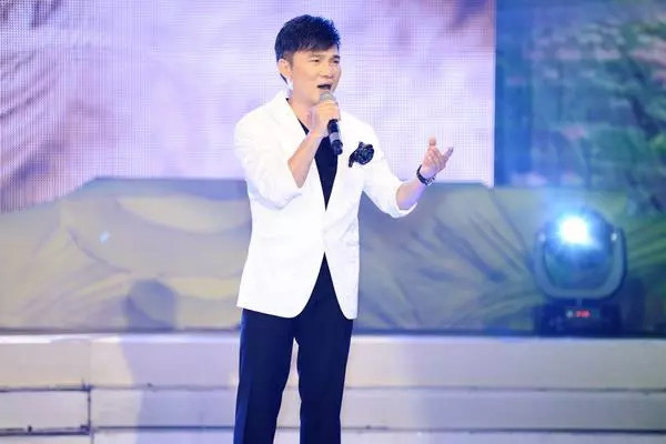 Sở hữu giọng ca trữ tình, sâu lắng, Quang Linh là nam ca sĩ đình đám thập niên 1990. Tên tuổi ca sĩ Quang Linh gắn liền với nhiều bài hát như Chim sáo ngày xưa, Ai ra xứ Huế, Chân quê...Ảnh: Vietnamnet