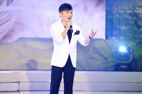 Sở hữu giọng ca trữ tình, sâu lắng, Quang Linh là nam ca sĩ đình đám thập niên 1990. Tên tuổi ca sĩ Quang Linh gắn liền với nhiều bài hát như Chim sáo ngày xưa, Ai ra xứ Huế, Chân quê...Ảnh: Vietnamnet