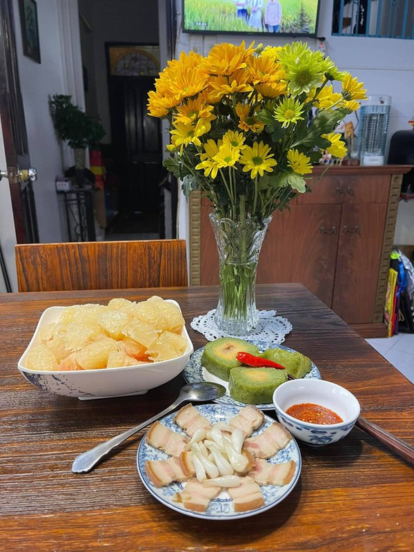 Nam ca sĩ còn trang trí hoa tươi ở cả khu vực bàn ăn. Ảnh: FBNV