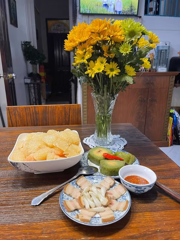 Nam ca sĩ còn trang trí hoa tươi ở cả khu vực bàn ăn. Ảnh: FBNV