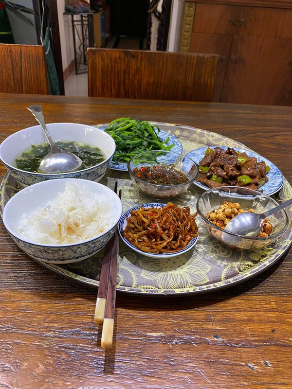 Quang Linh thường tự tay vào bếp nấu đa dạng các món ăn. Ảnh: FBNV