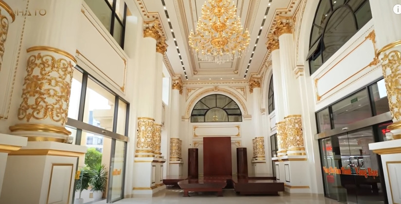 Mặt sàn của công trình có diện tích khoảng 2.800m2. Ngay khi bước vào bên trong căn nhà là bộ sưu tập sập gỗ đồ sộ. Ảnh chụp màn hình NhaTo