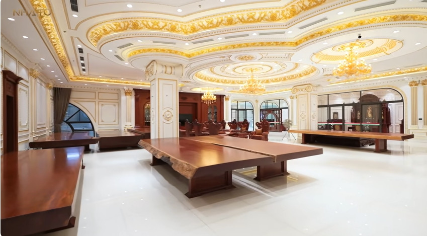 Đây là công trình nhà ở kết hợp kinh doanh. Tầng 1 kinh doanh vàng bạc đá quý kim cương. Tầng 2, 3, 4 là không gian gia chủ đành để ở. Ảnh chụp màn hình NhaTo