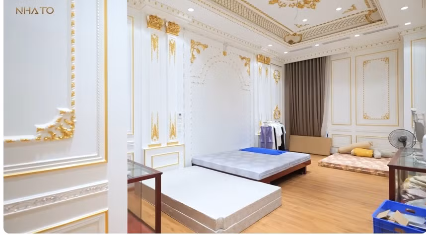 "Biệt phủ" dát vàng có tổng cộng 5 phòng ngủ. Phòng ngủ bé nhất trong nhà dành cho giúp việc. Ảnh chụp màn hình NhaTo