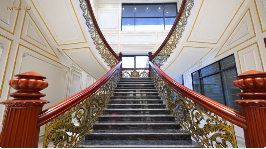 Cầu thang dẫn lên tầng 2 không khác ở trong cung điện. Ảnh chụp màn hình NhaTo