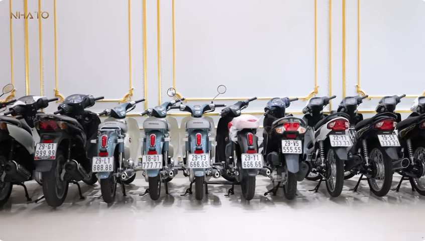 Ngoài sập gỗ, gia chủ còn trưng bày trong nhà bộ sưu tập xe máy với biển ngũ quý giá trị. Ảnh chụp màn hình NhaTo
