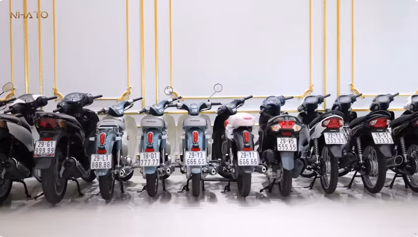 Ngoài sập gỗ, gia chủ còn trưng bày trong nhà bộ sưu tập xe máy với biển ngũ quý giá trị. Ảnh chụp màn hình NhaTo