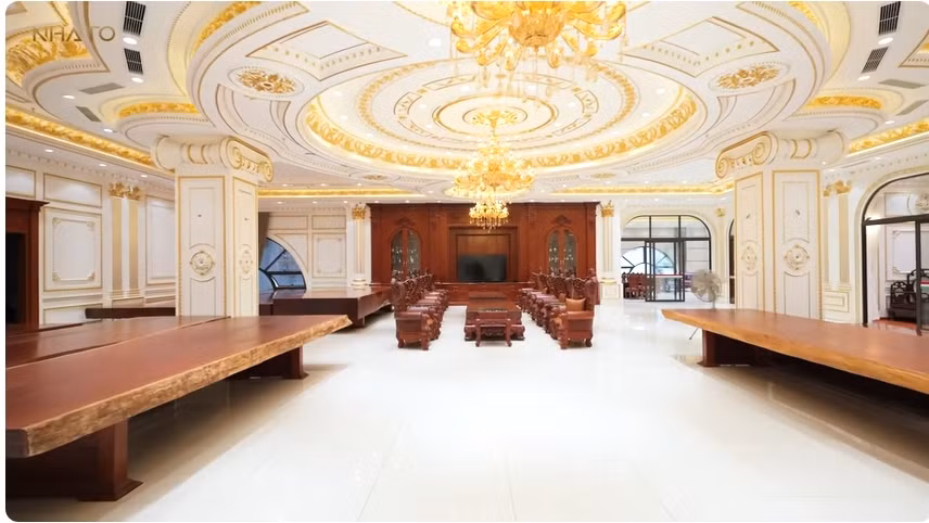 Không gian riêng tư trên tầng 2 nổi bật với nội thất chủ yếu bằng gỗ và nhấn nhá một chút bằng vật liệu dát vàng. Ảnh chụp màn hình NhaTo