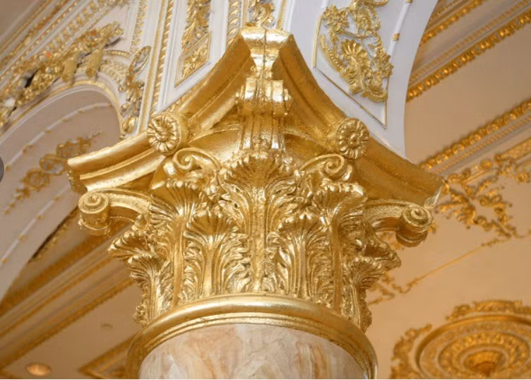 Cột và trần nhà dát vàng bắt mắt. Ảnh: Ajc