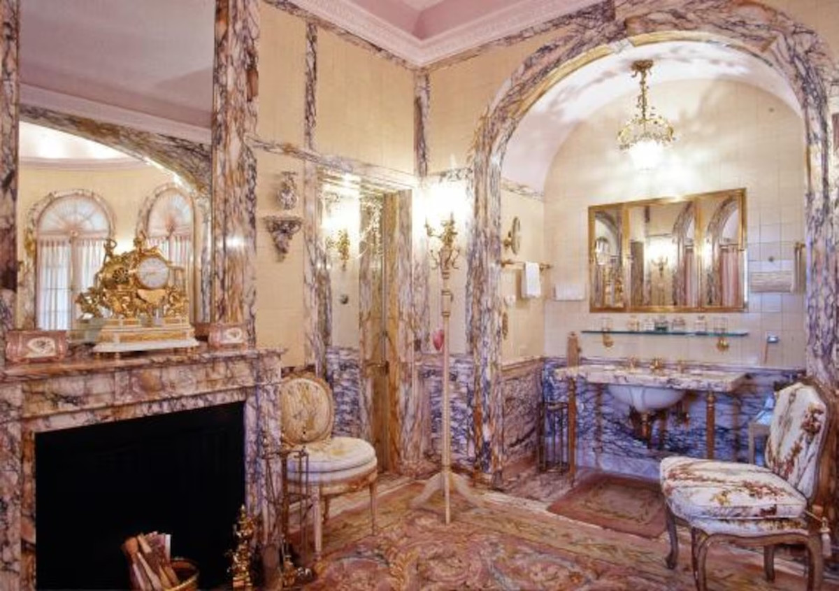 Đá cẩm thạch màu hồng và vàng quý hiếm làm tăng nét nữ tính cho căn phòng. Ảnh: Ajc