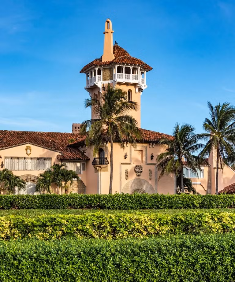 Căn biệt thự từng là một biểu tượng của giới thượng lưu Mỹ trước khi trở thành nơi cư trú của ông Donald Trump. Ảnh: Homesandgardens