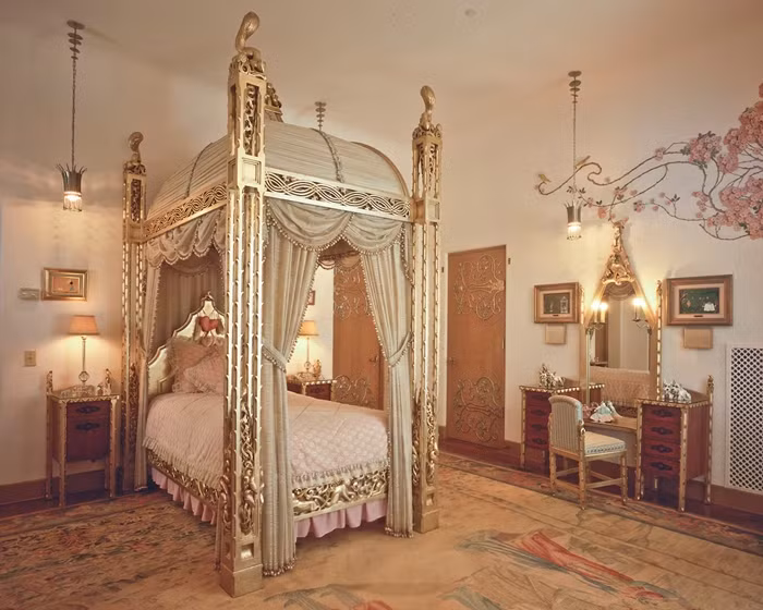 Phòng ngủ với chiếc giường có màn che bằng lá bạc nguyên bản. Ảnh: CJ Walker