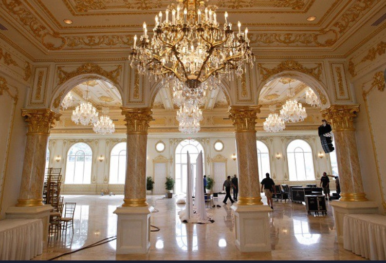 Bên ngoài, biệt thự được xây dựng với các cột đá Dorian, một loại đá Ý có điểm xuyết vỏ sò và hóa thạch. Ảnh: Ajc