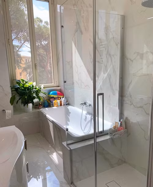 Phòng tắm sử dụng gam màu trắng chủ đạo và ngập tràn ánh nắng. Ảnh: Vietnamnet