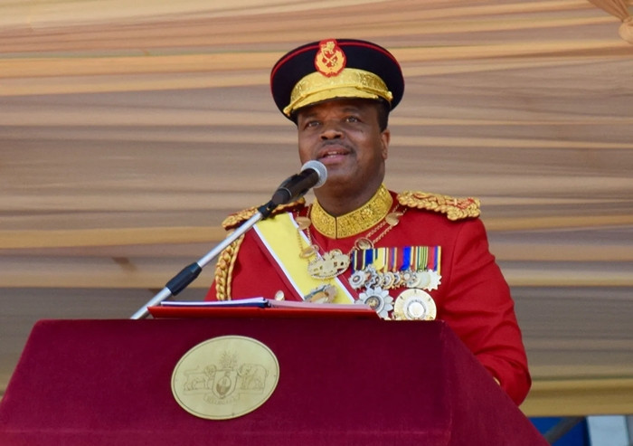 Mswati III là Quốc vương của Vương quốc Eswatini. Năm 1986, ông được kế vị ngai vàng từ vua cha Sobhuza II và cai trị vương quốc ở vùng Đông Nam Châu Phi này và là vị vua chuyên chế cuối cùng của châu Phi. Ảnh: Britannica