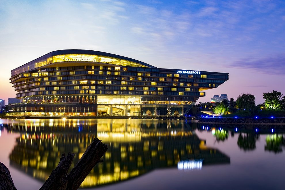 Kiến trúc khách sạn JW Marriott Hanoi lấy cảm hứng từ hình ảnh bờ biển Việt Nam, với biểu tượng “con rồng huyền thoại”. Phong cách kiến trúc đậm nét văn hóa Việt được thể hiện qua kết cấu cong xoắn ốc hướng ra mặt hồ nước, mang đến vẻ phồn thịnh. Ảnh: Chudu24h
