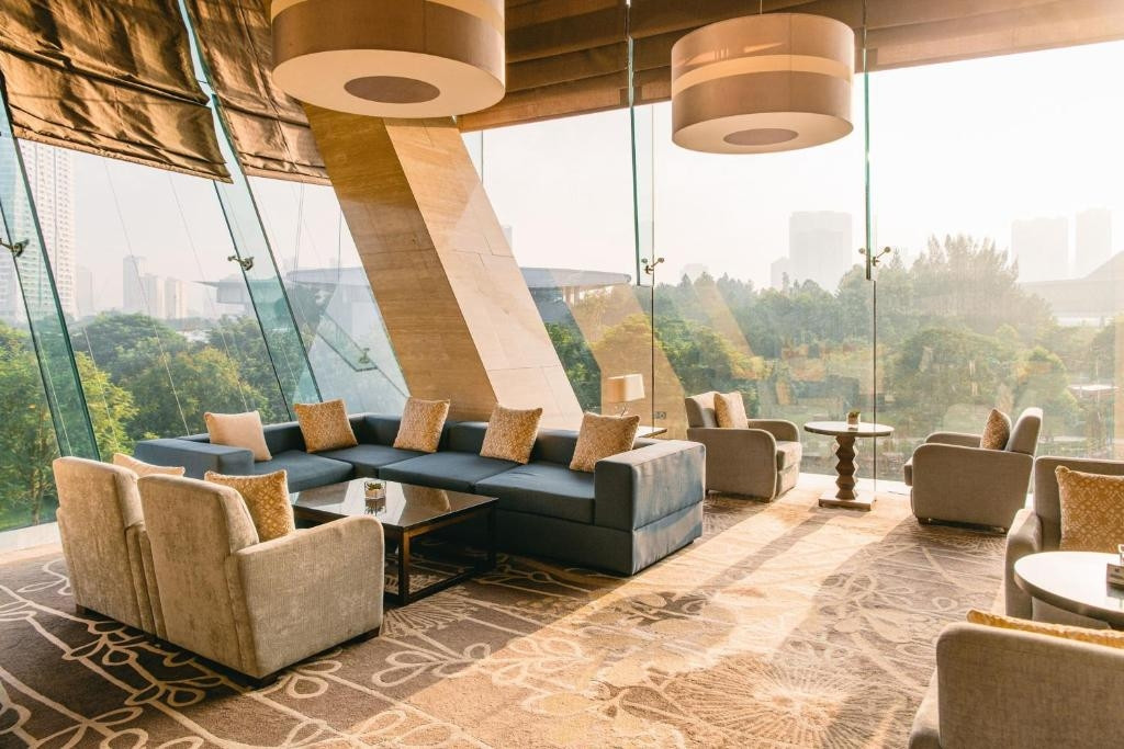 Phòng Tổng thống được chia thành 8 không gian riêng biệt, với phòng khách chiếm gần một nửa diện tích, mang lại sự tiện nghi và sang trọng. Ảnh: Booking