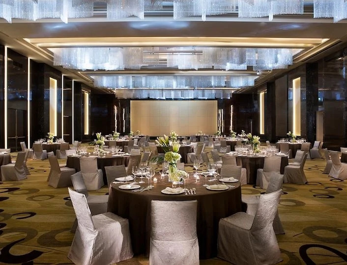 JW Marriott Hanoi có diện tích 24.000m2, bắt đầu hoạt động từ năm 2013, có 17 phòng họp trong đó có 2 phòng hội thảo lớn, 6 nhà hàng và 3 quầy bar. Ảnh: Jwmarriotthanoi