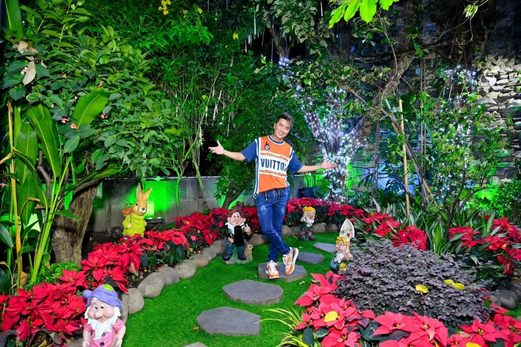 Mỗi dịp lễ Giáng sinh, Mr Đàm đều đầu tư mạnh tay vào việc trang trí căn biệt thự trị giá 60 tỷ đồng tại TP HCM và mở cửa cho khán giả tham quan, chụp ảnh. Ảnh: FBNV