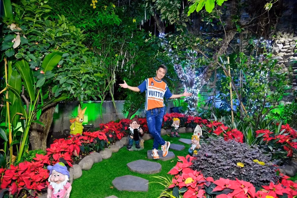 Mỗi dịp lễ Giáng sinh, Mr Đàm đều đầu tư mạnh tay vào việc trang trí căn biệt thự trị giá 60 tỷ đồng tại TP HCM và mở cửa cho khán giả tham quan, chụp ảnh. Ảnh: FBNV