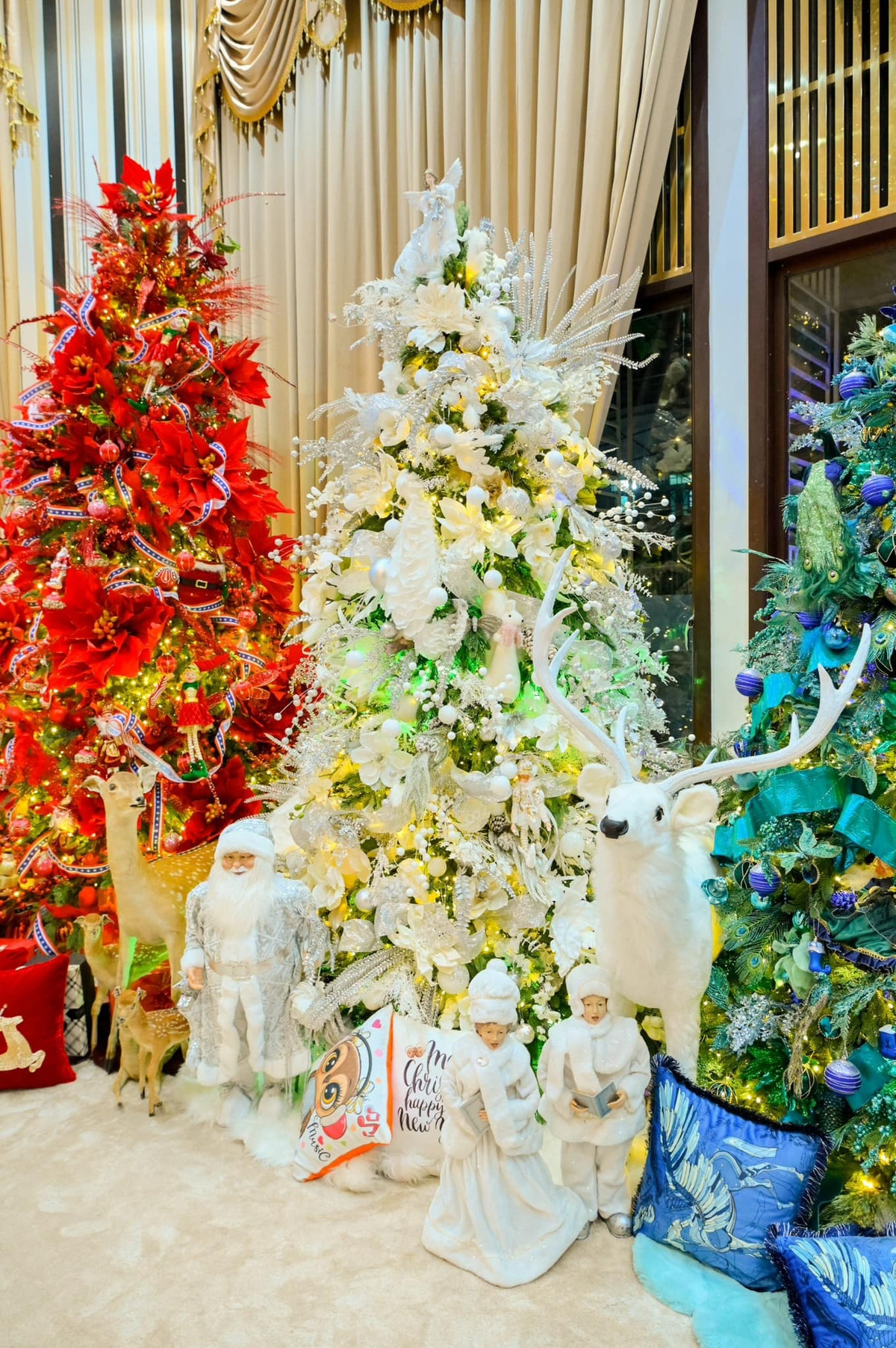 Biệt thự của Đàm Vĩnh Hưng được trang hoàng lộng lẫy, chẳng khác một khu vườn cổ tích. Ảnh: FBNV