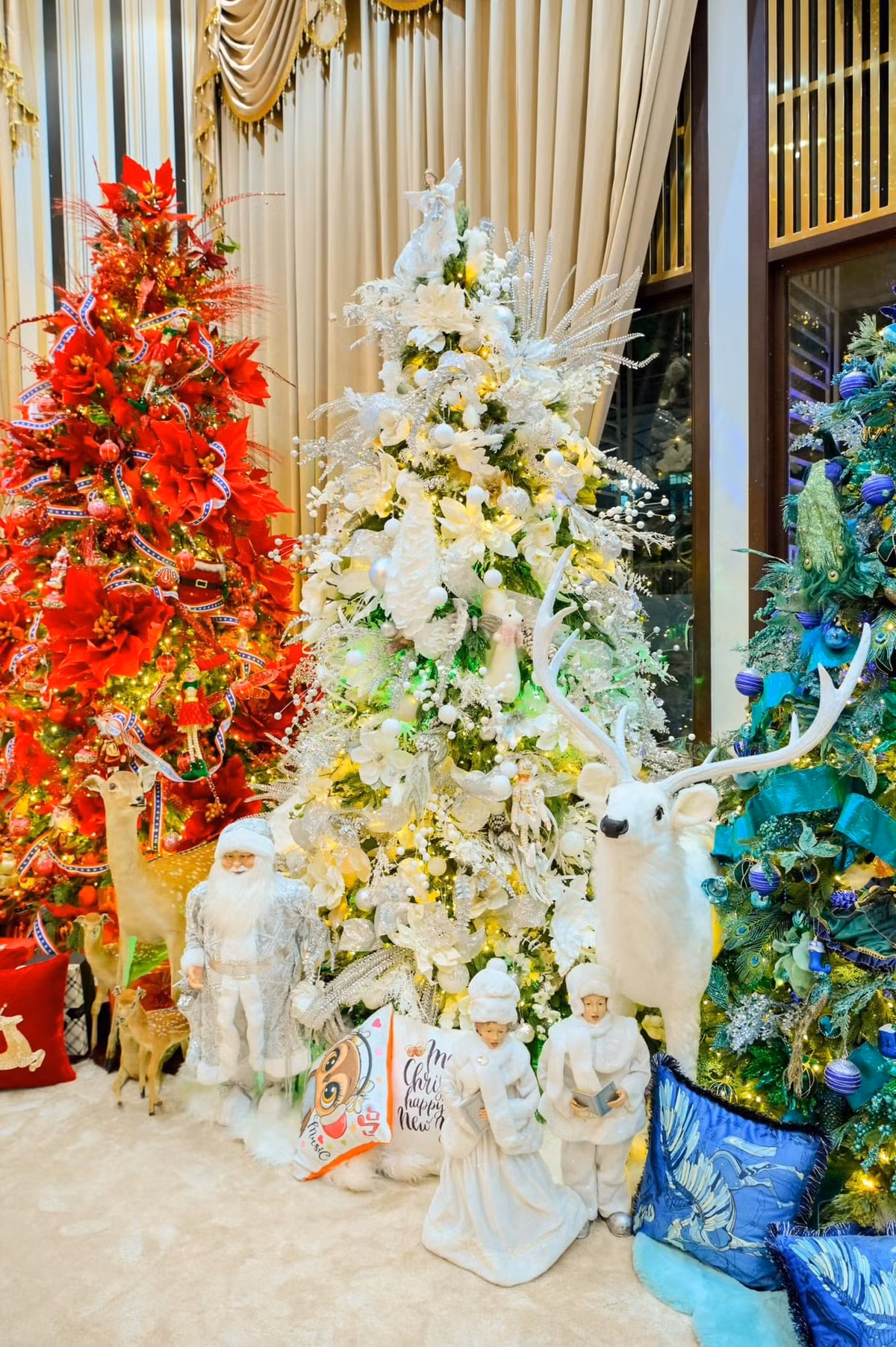 Biệt thự của Đàm Vĩnh Hưng được trang hoàng lộng lẫy, chẳng khác một khu vườn cổ tích. Ảnh: FBNV