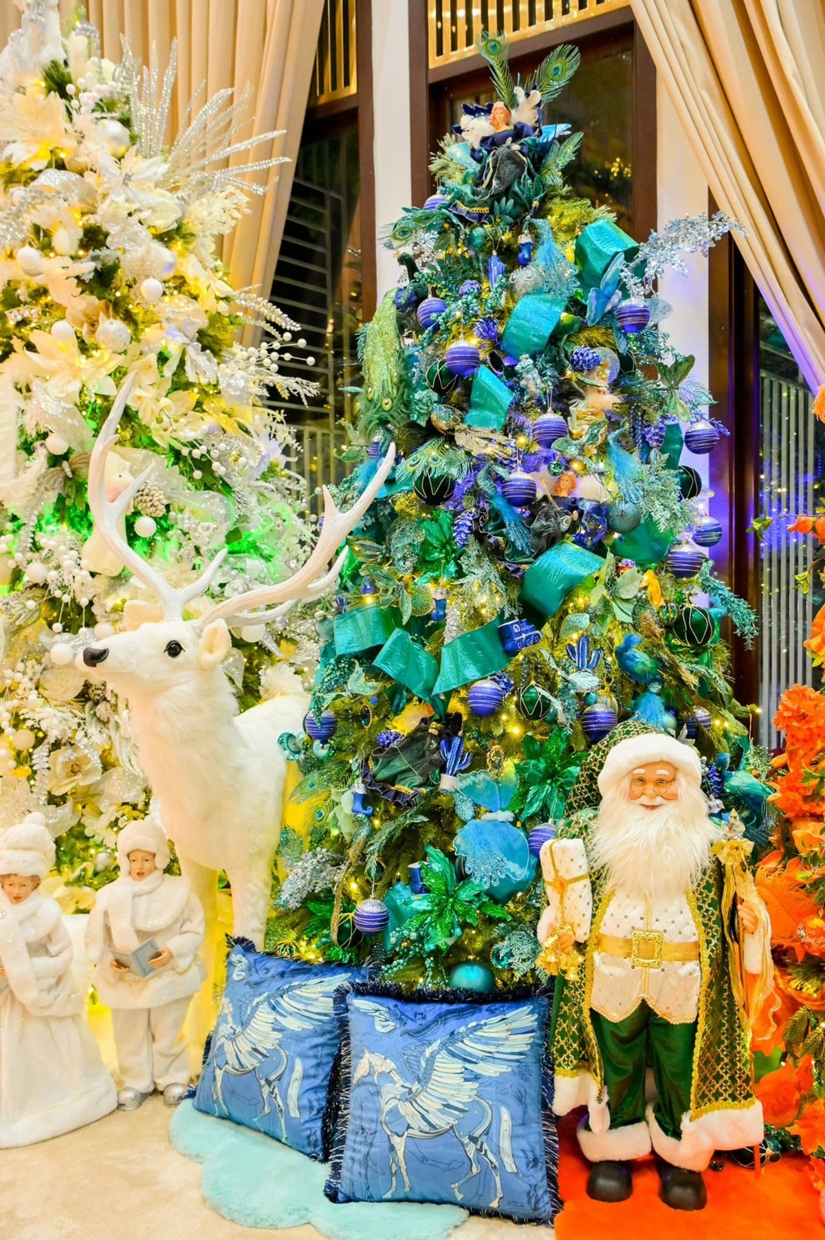 Nam ca sĩ mua nhiều món đồ mới như cây thông, hộp quà, người tuyết, ông già Noel dây đèn... để không gian lung linh, nhiều màu sắc hơn. Ảnh: FBNV